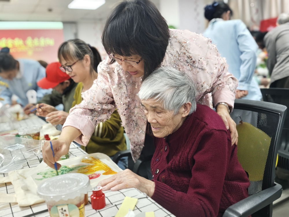 同一天中午,老年康复病区在笛扬大讲堂精心组织“情暖金秋,爱在重阳”主题活动,营造出浓厚的节日氛围。 同一天中午,老年康复病区在笛扬大讲堂精心组织“情暖金秋,爱在重阳”主题活动,营造出浓厚的节日氛围。