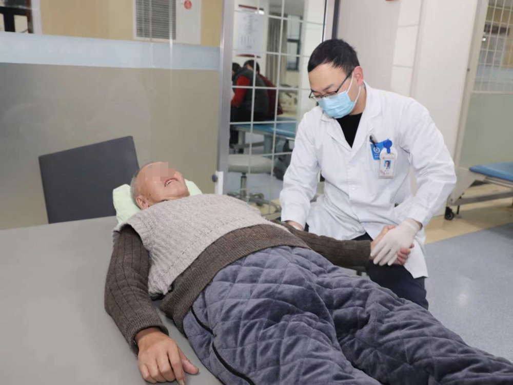 2月16日（除夕）上午，康复医学科治疗师陈访宇为患者进行运动康复