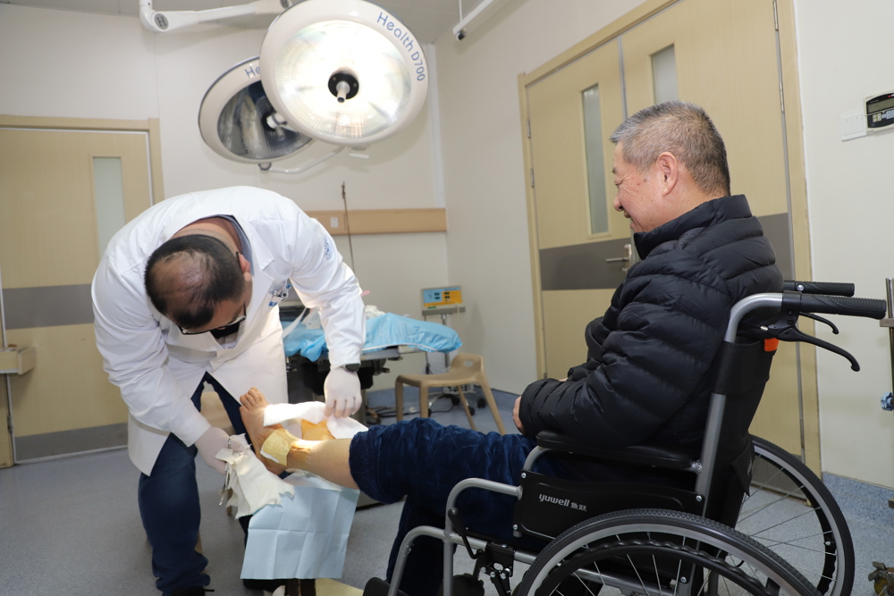 2月17日（大年初一）上午，急诊外科医生戴旭东为患者处理伤口