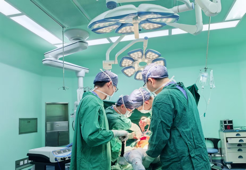 2月16日（除夕）上午，关节创伤科主任黄永樑带领团队为71岁患者实施髋关节置换手术