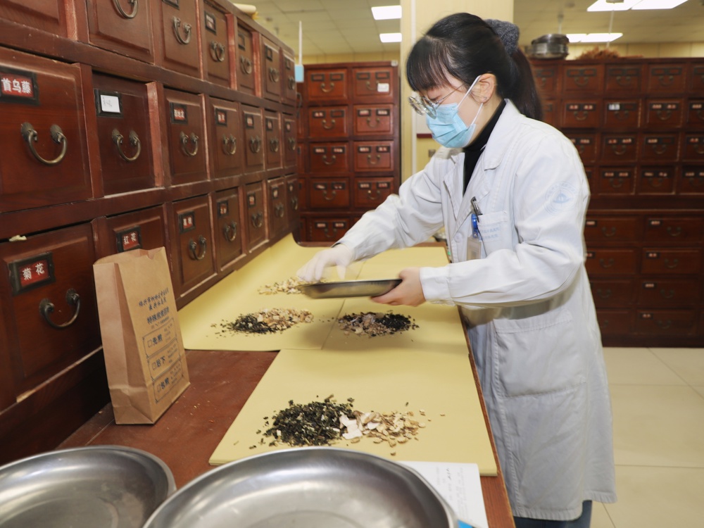 2月16日（除夕）上午，中药房药剂师叶玲涛调剂中药