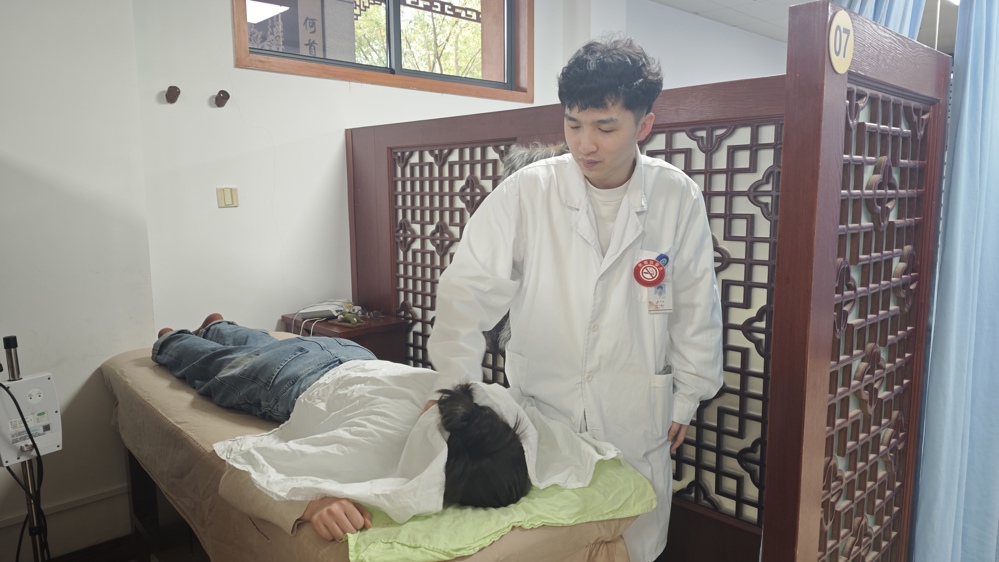 2月17日（大年初一）上午，推拿科医生韩少波为落枕患者推拿