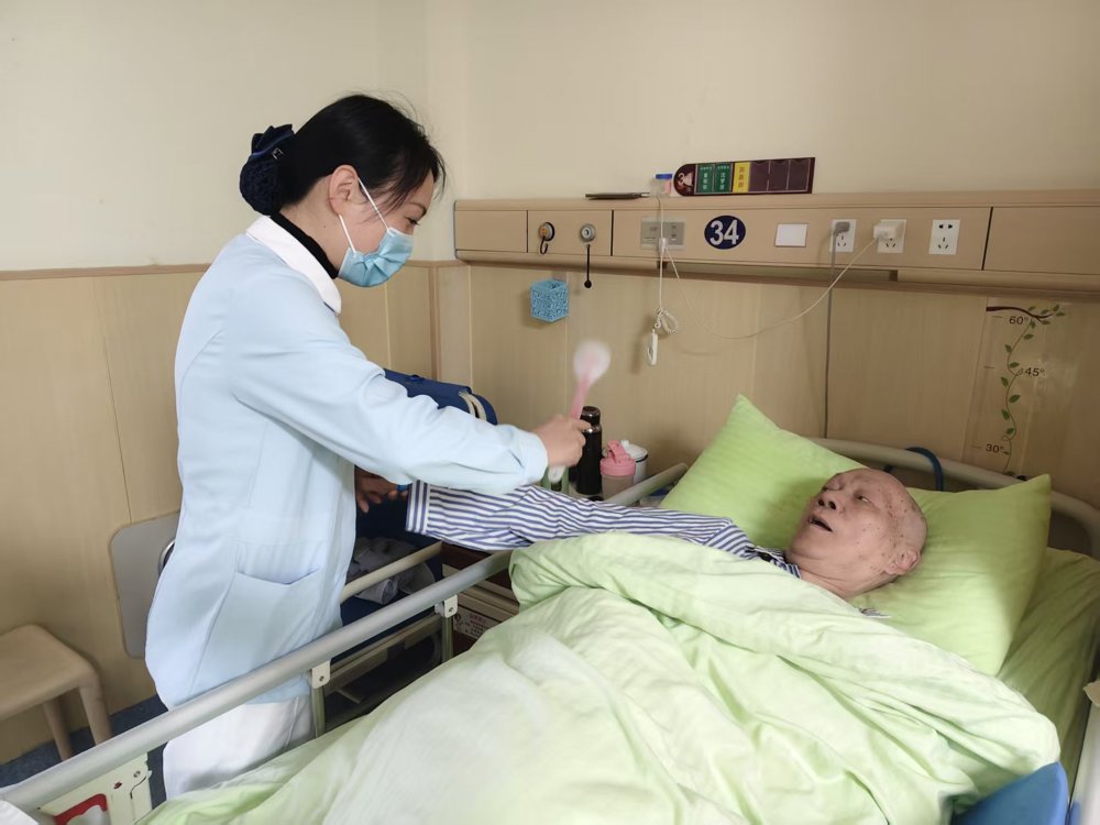 2月23日下午，老年病科护士童佳佳为患者经络拍打