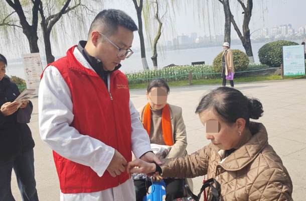 【杏林志愿】针灸、推拿、拔罐、茶饮……这场花海义诊让中医药“活”起来                                                 